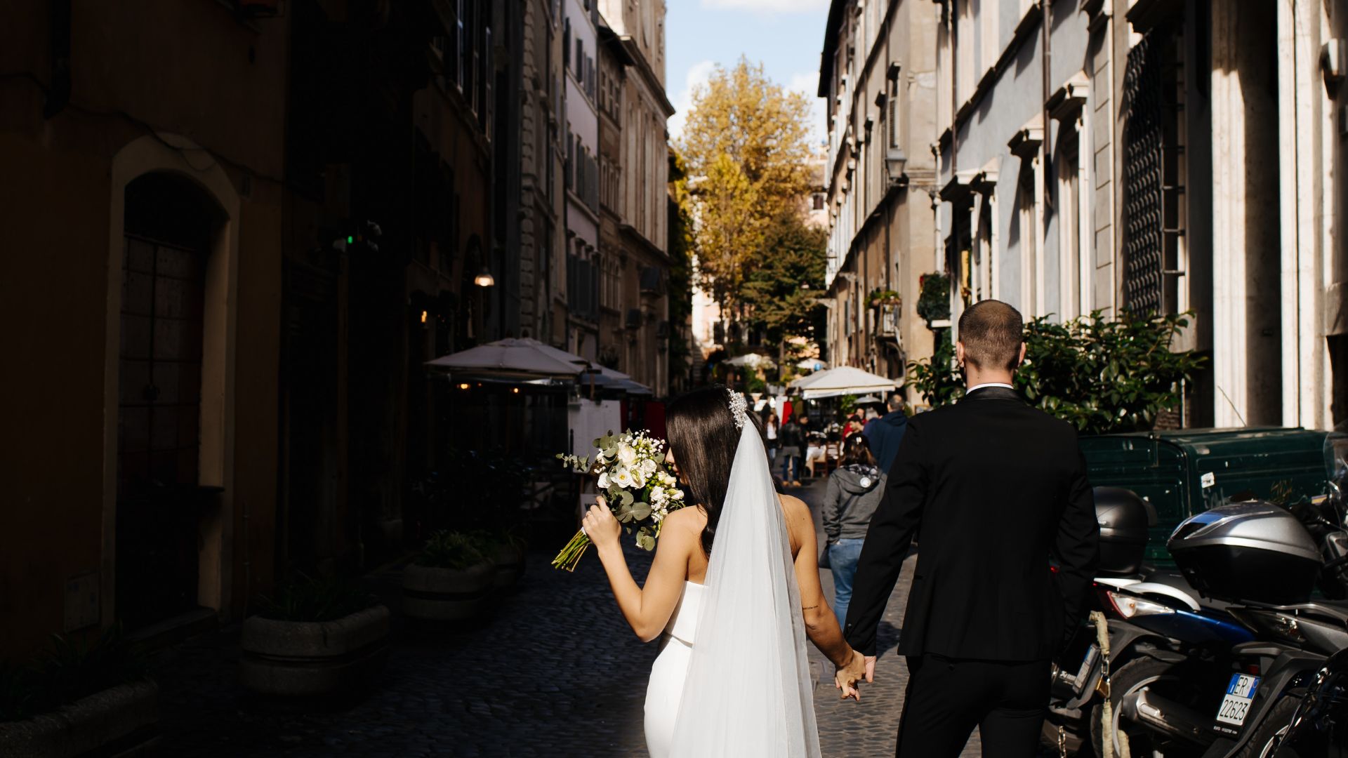 trouwen-in-zuid-holland-bruidspaar-straat